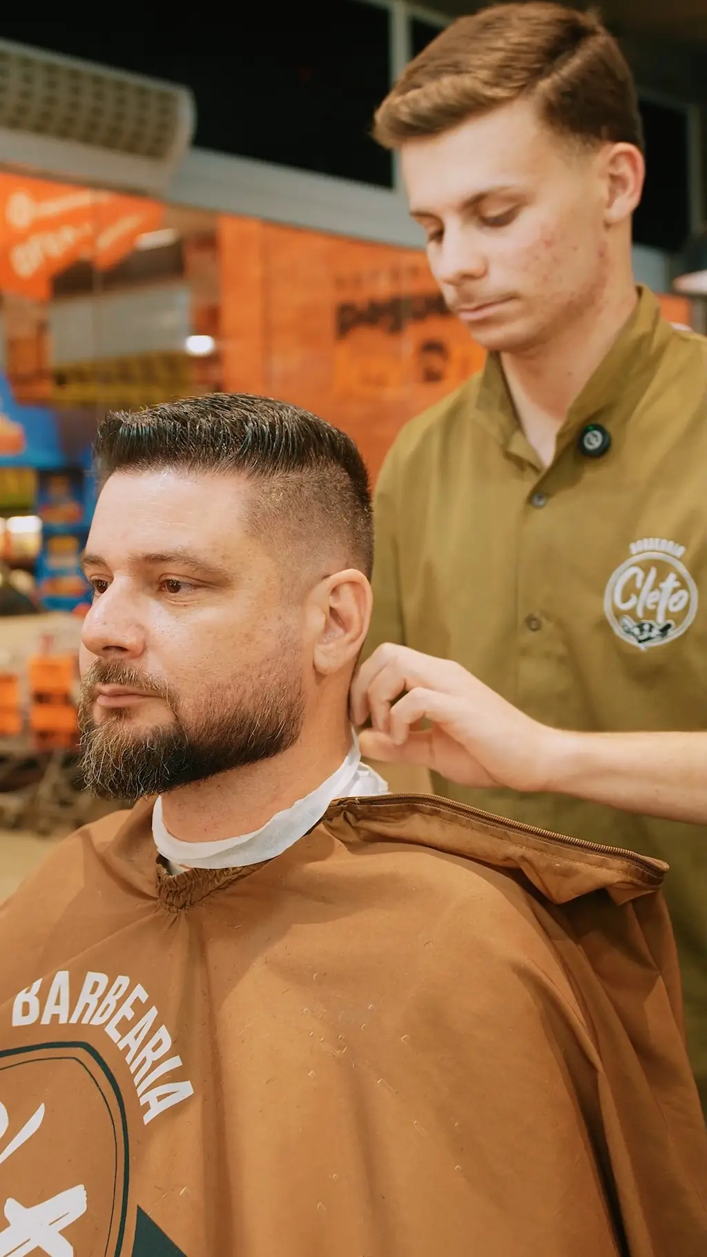 Barbeiro da Cleto finalizando corte