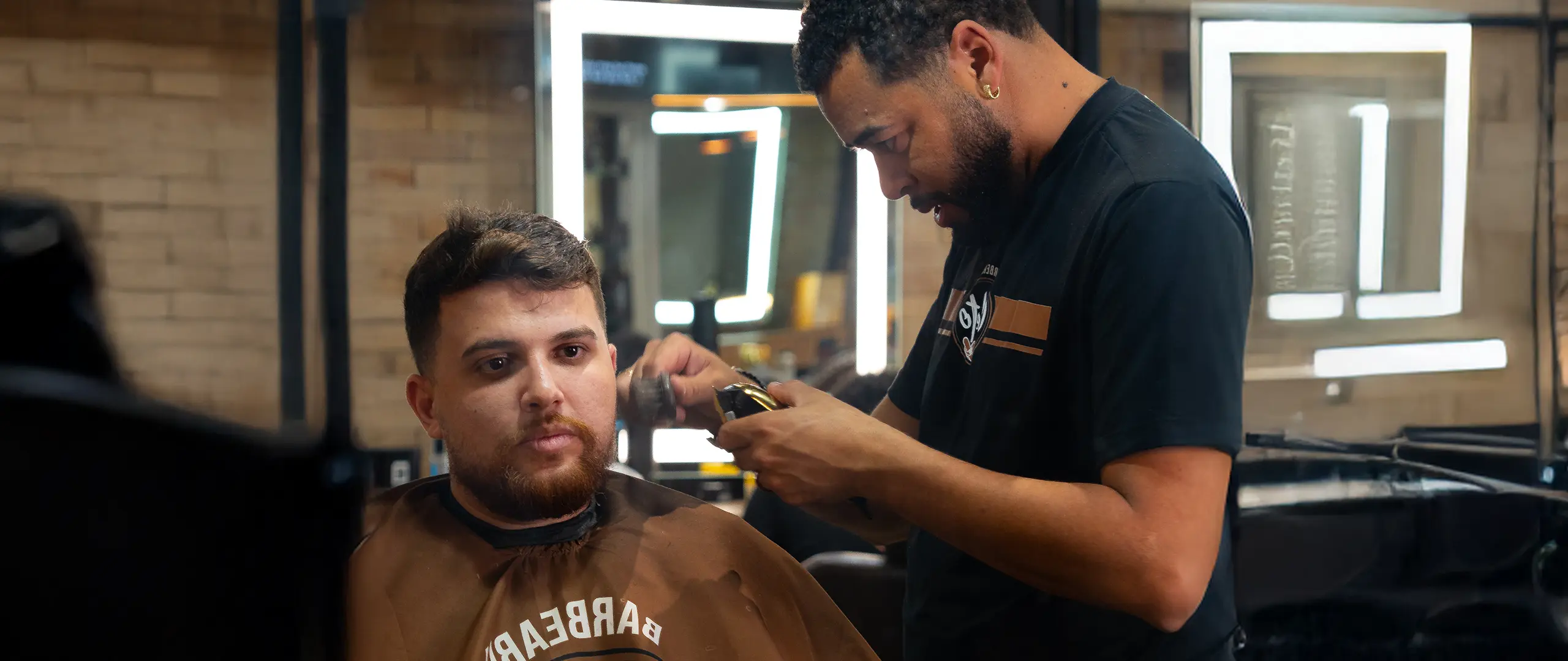 Barbeiro da Cleto finalizando o corte de um cliente