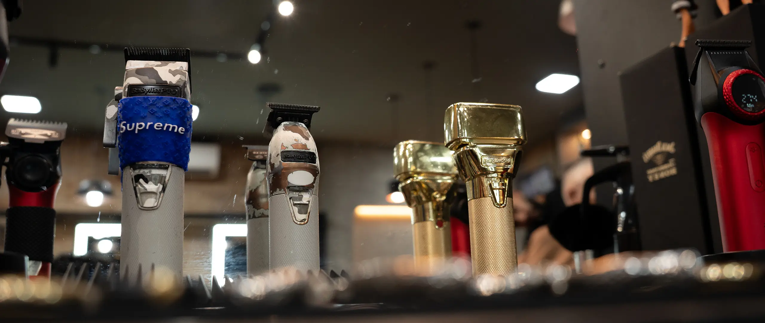 Máquinas de corte na bancada da Barbearia Cleto